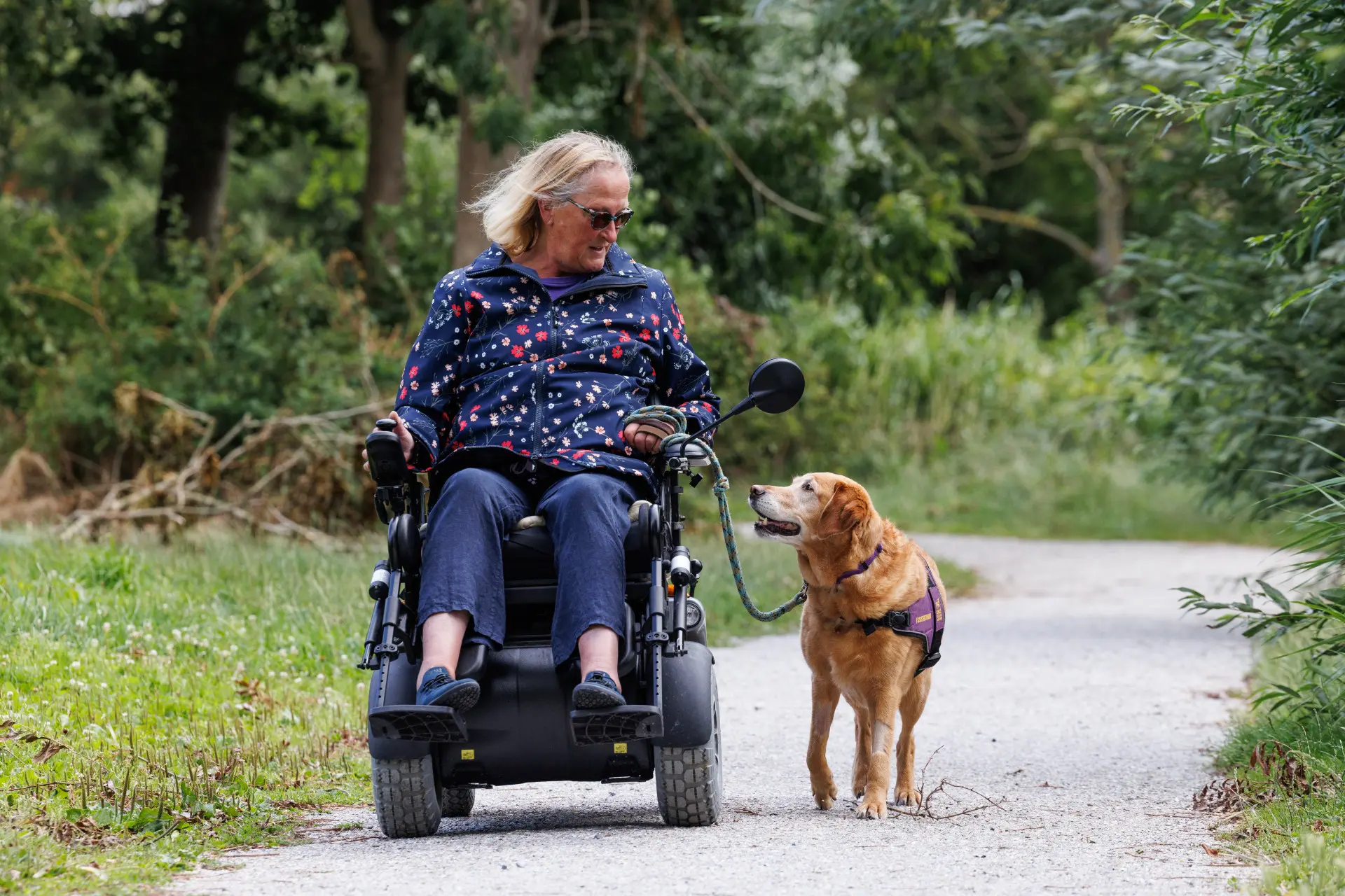Mieke en assistentiehond Zonta samen in het park