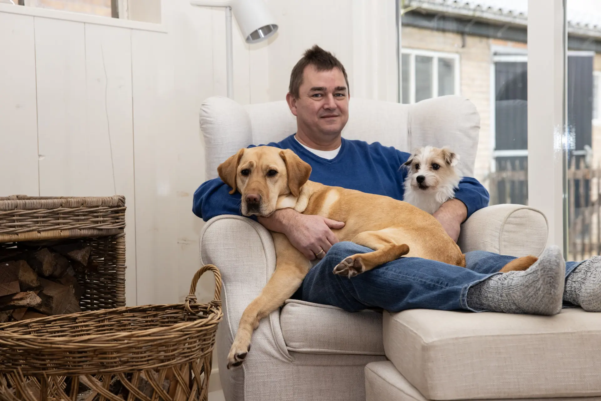 Ruud, Nuba en een kleine huishond zitten samen op de bank.