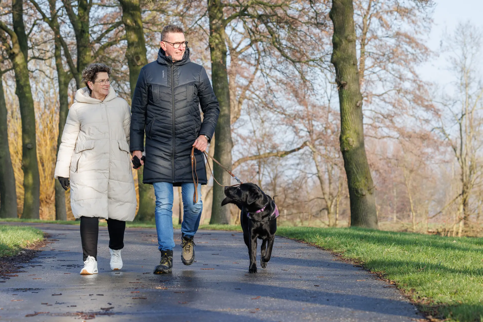 Ruud loopt samen met zijn vrouw en assistentiehond Zorba buiten