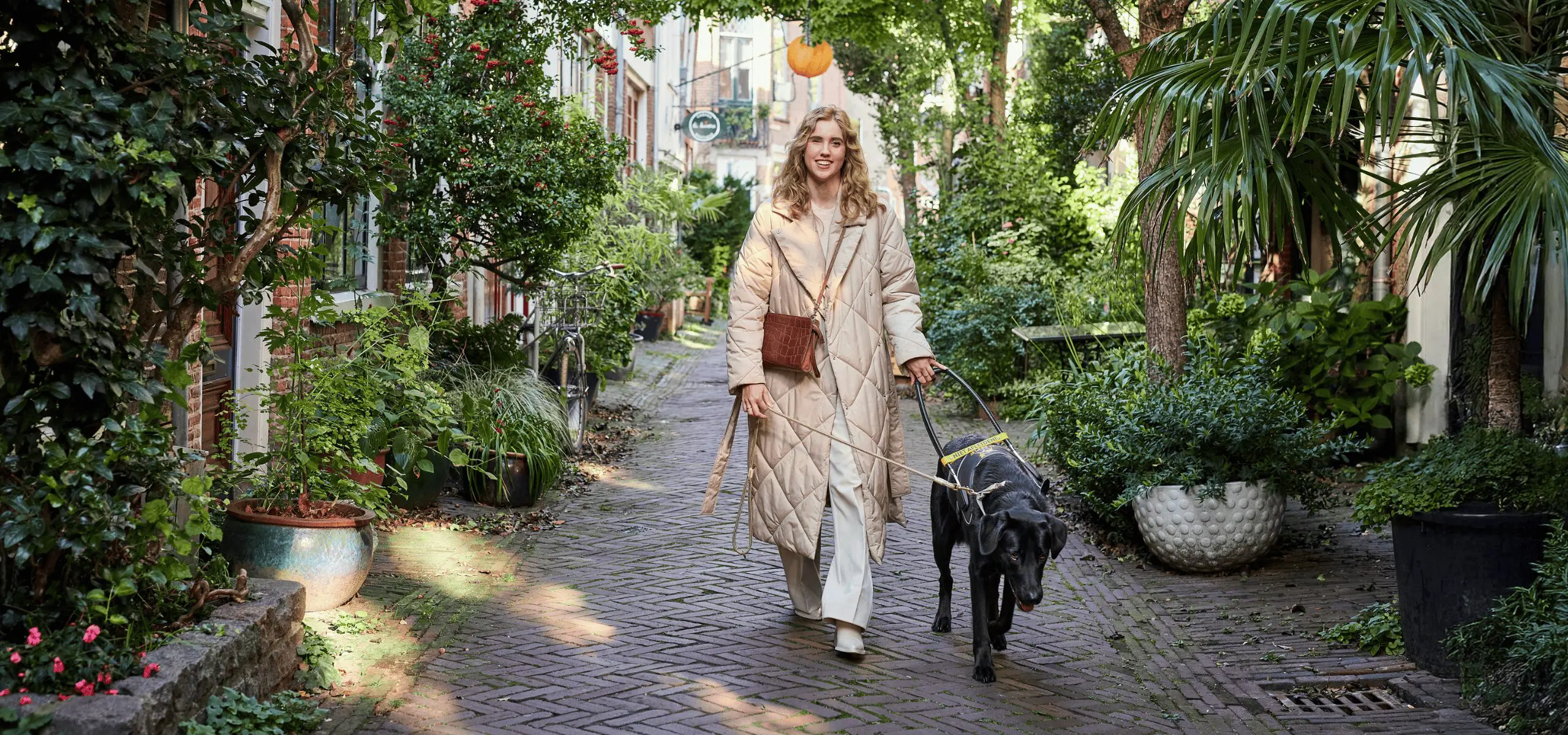 Sylvana en blindengeleidehond Ejay in de stad