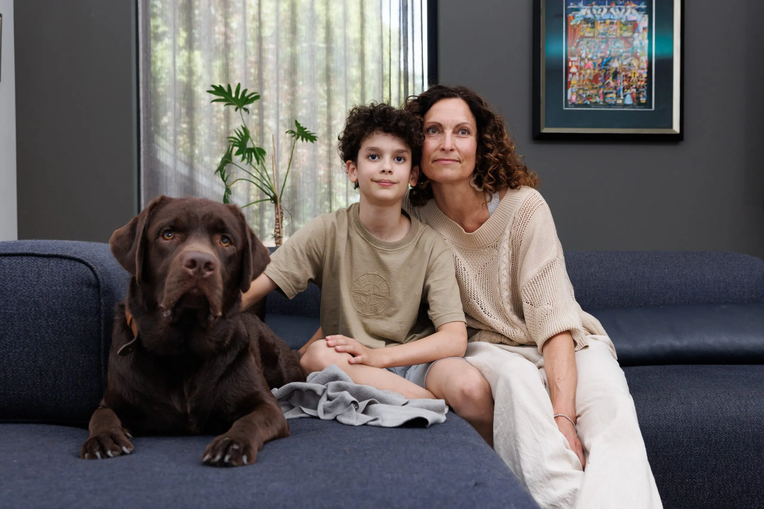 Caroline, Xavier en bruine labrador Woody op de bank