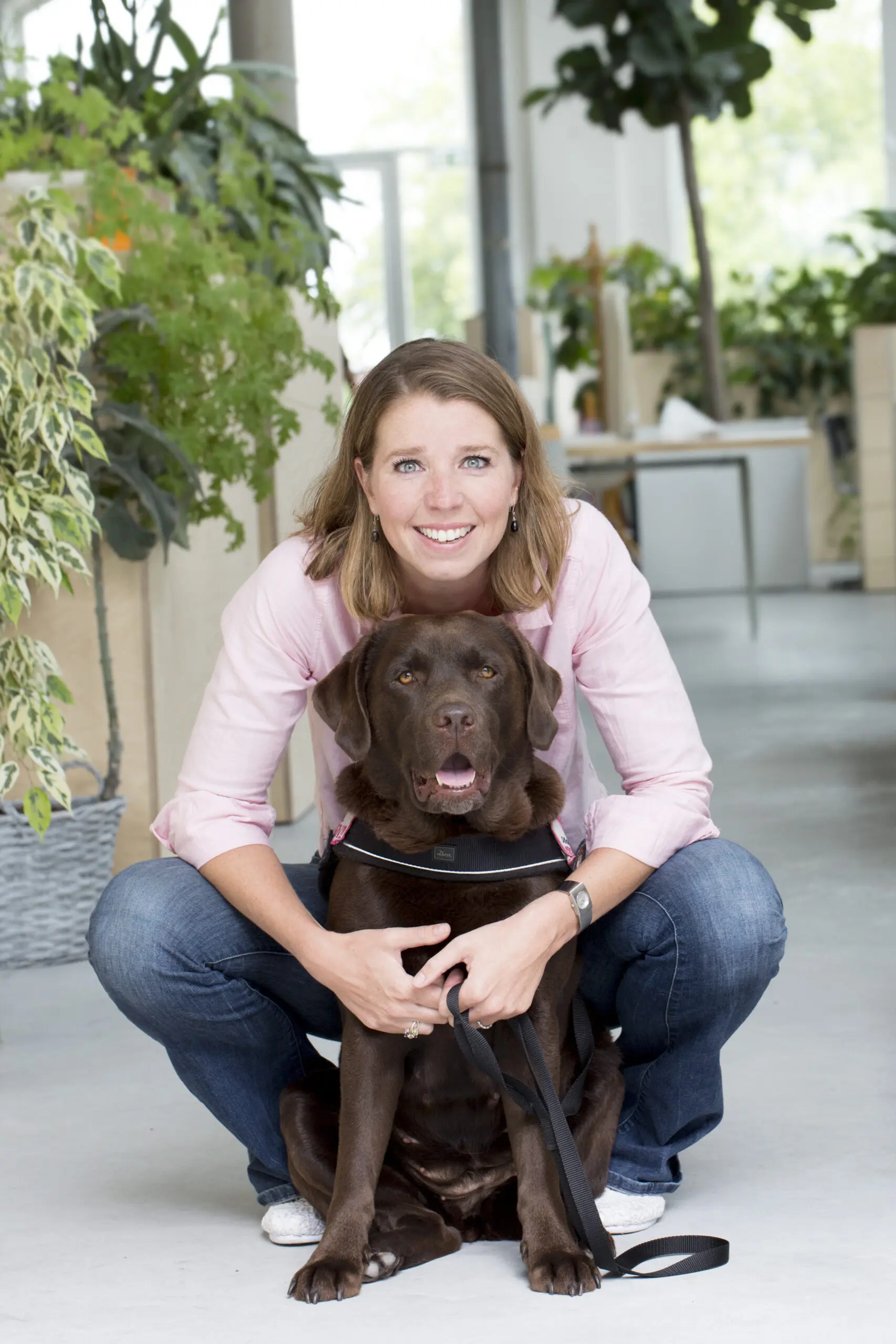 Ruth en haar bruine labrador