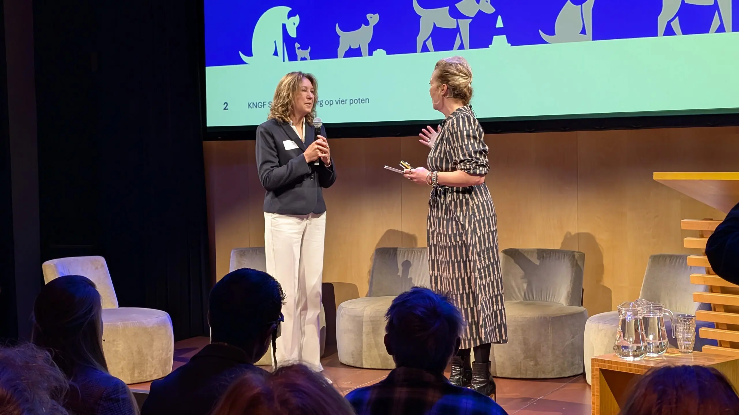 directeur KNGF spreekt met de host van de dag op het podium.
