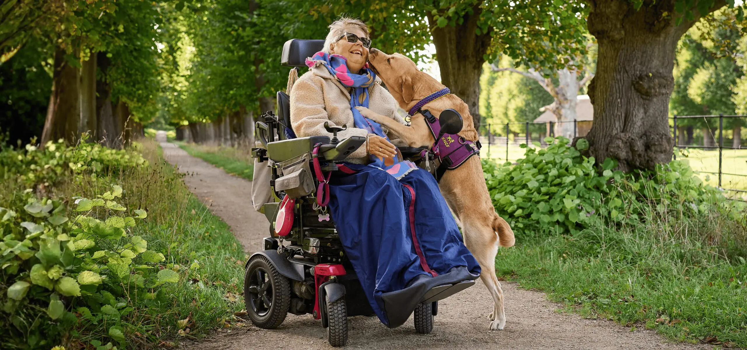 Marjanne en ADL-assistentiehond Cissy in het bos