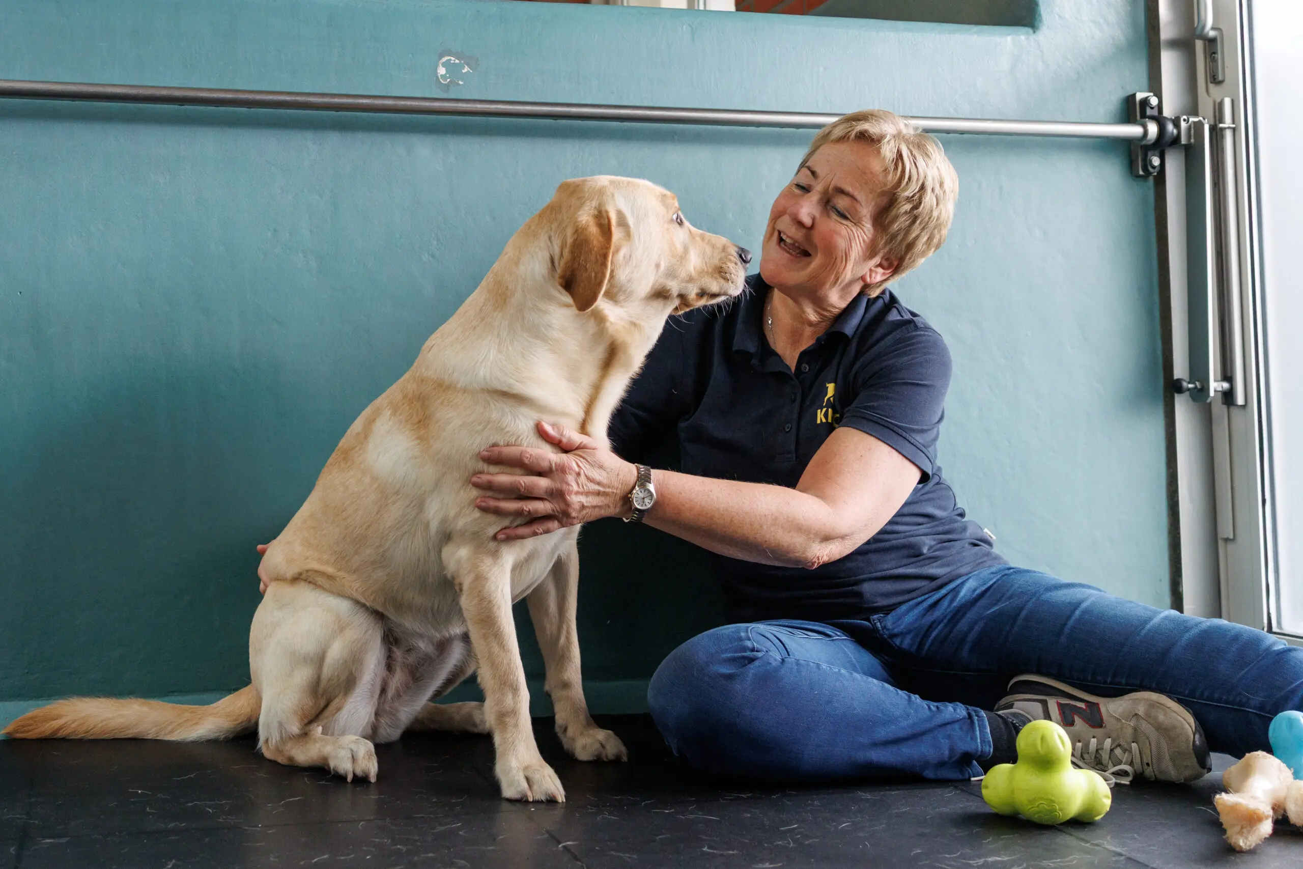 Kennelvrijwillig Anita met een kennelhond