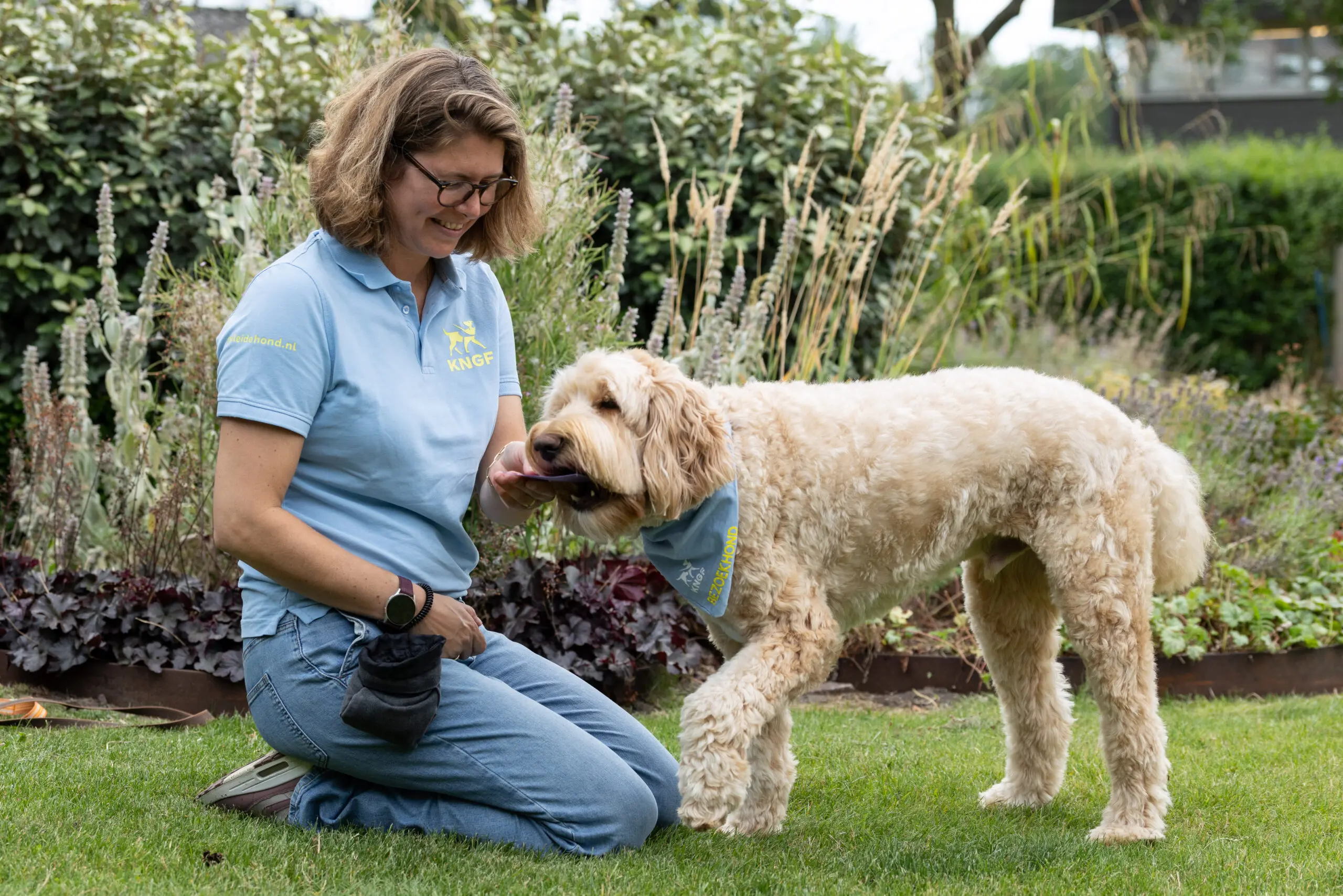 Laura en bezoekhond Flynn op een grasveld