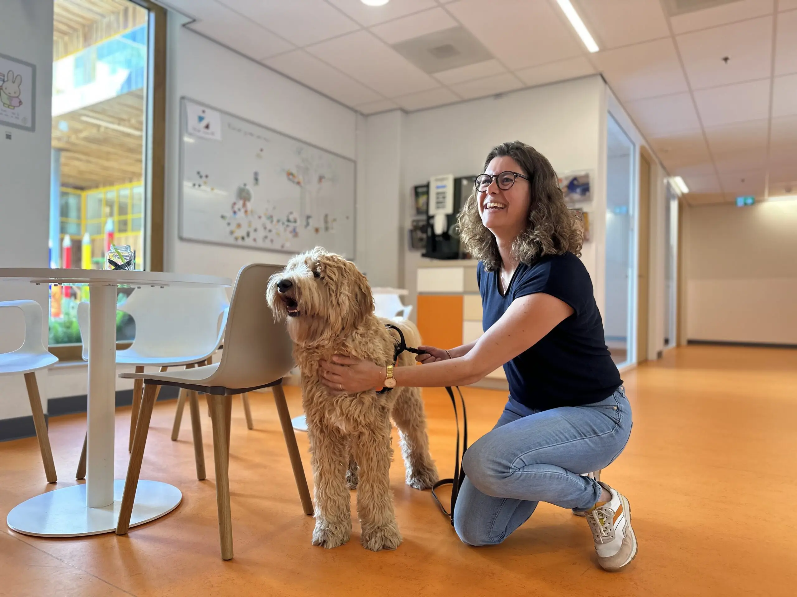 Bezoekhond Flynn met vrijwilliger in het Prinses Máxima Centrum