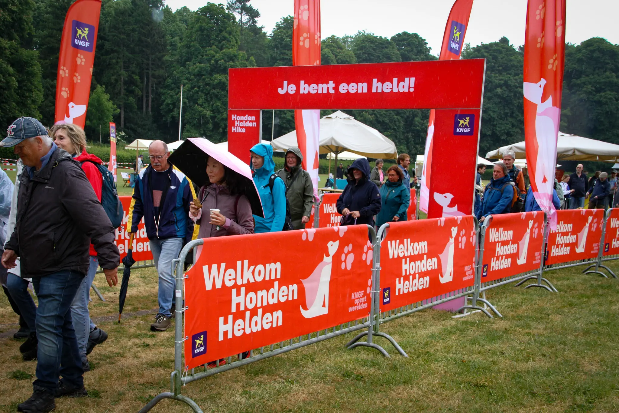 Wandelaars tijdens de Honden Helden Hike 2025.