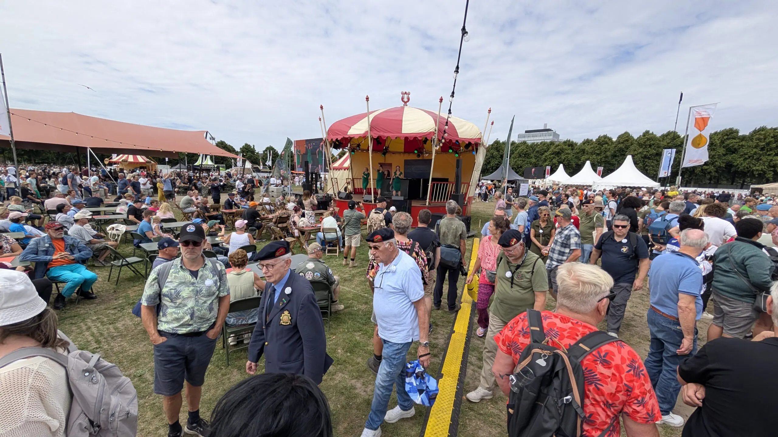 Overzichtsfoto van het drukbezochte terrein van de Veteranendag in juni 2025.