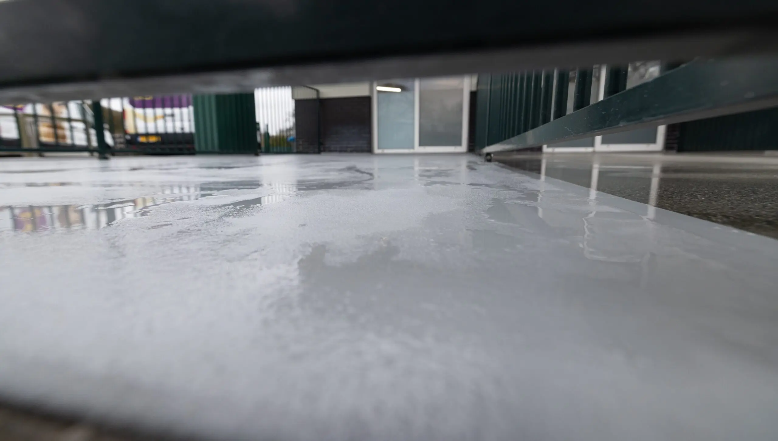 De betonnen vloer bij de buitenkennels, gefotografeerd vanuit een laag standpunt