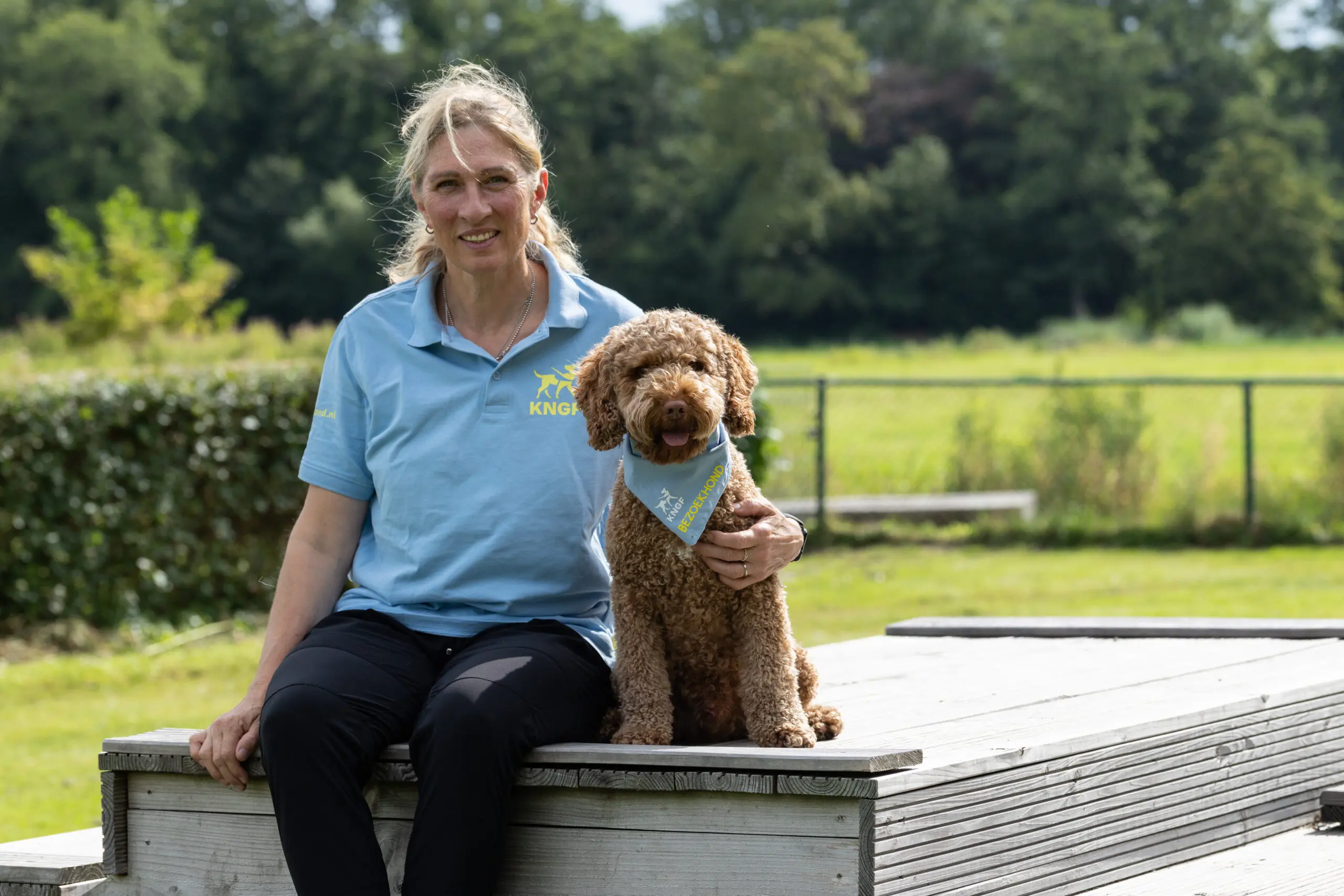 Mascha en kleine labradoodle Boef op een bankje