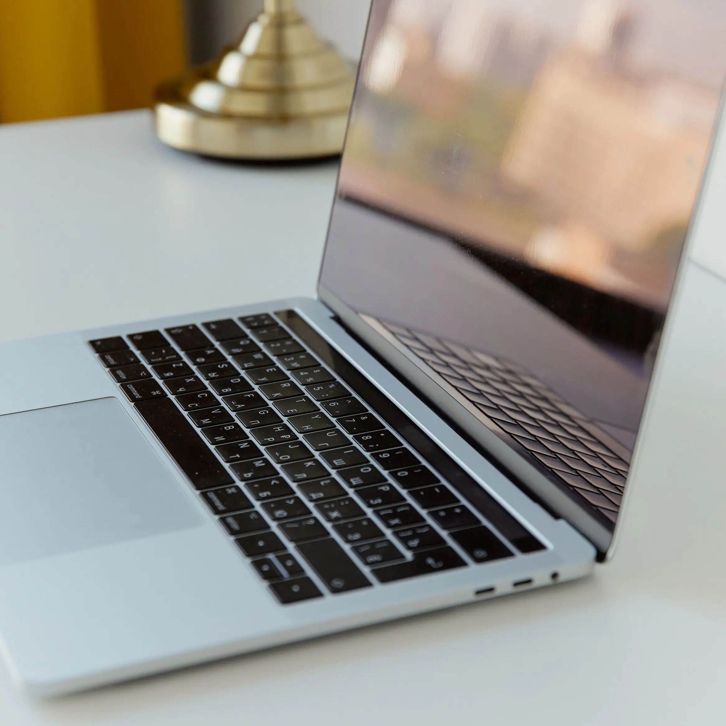 Open laptop staat op een tafel