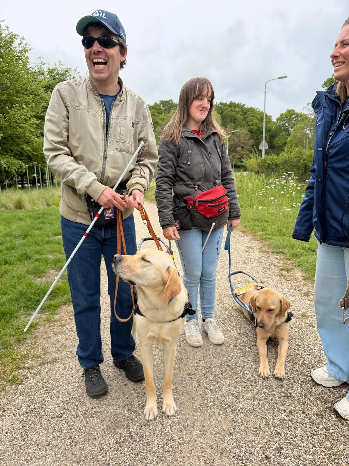 Ivo en zijn blindengeleidehond Ulan en Lisa en haar blindengeleidehond Utah