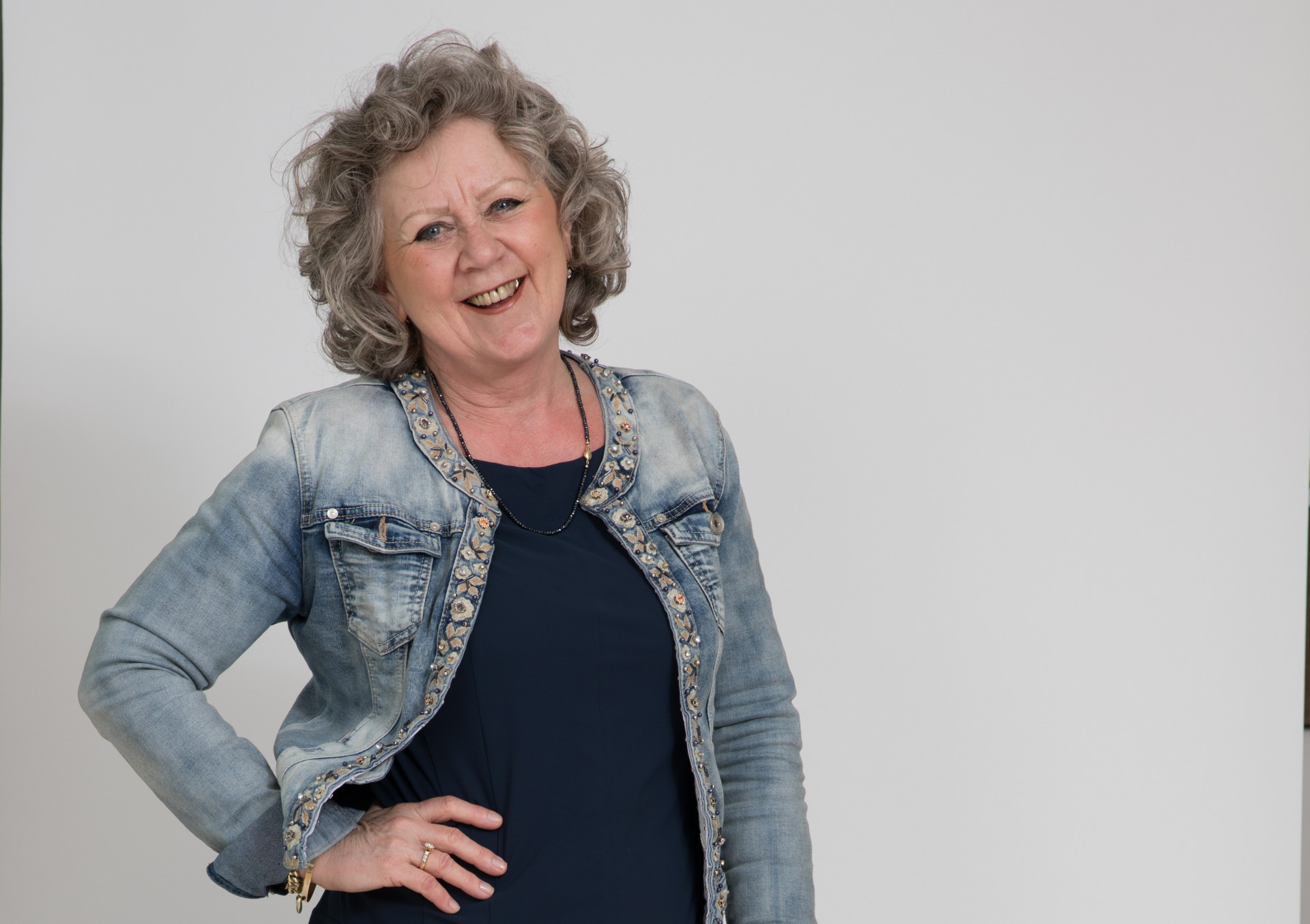 Karin poseert voor de camera en kijkt vrolijk naar de camera