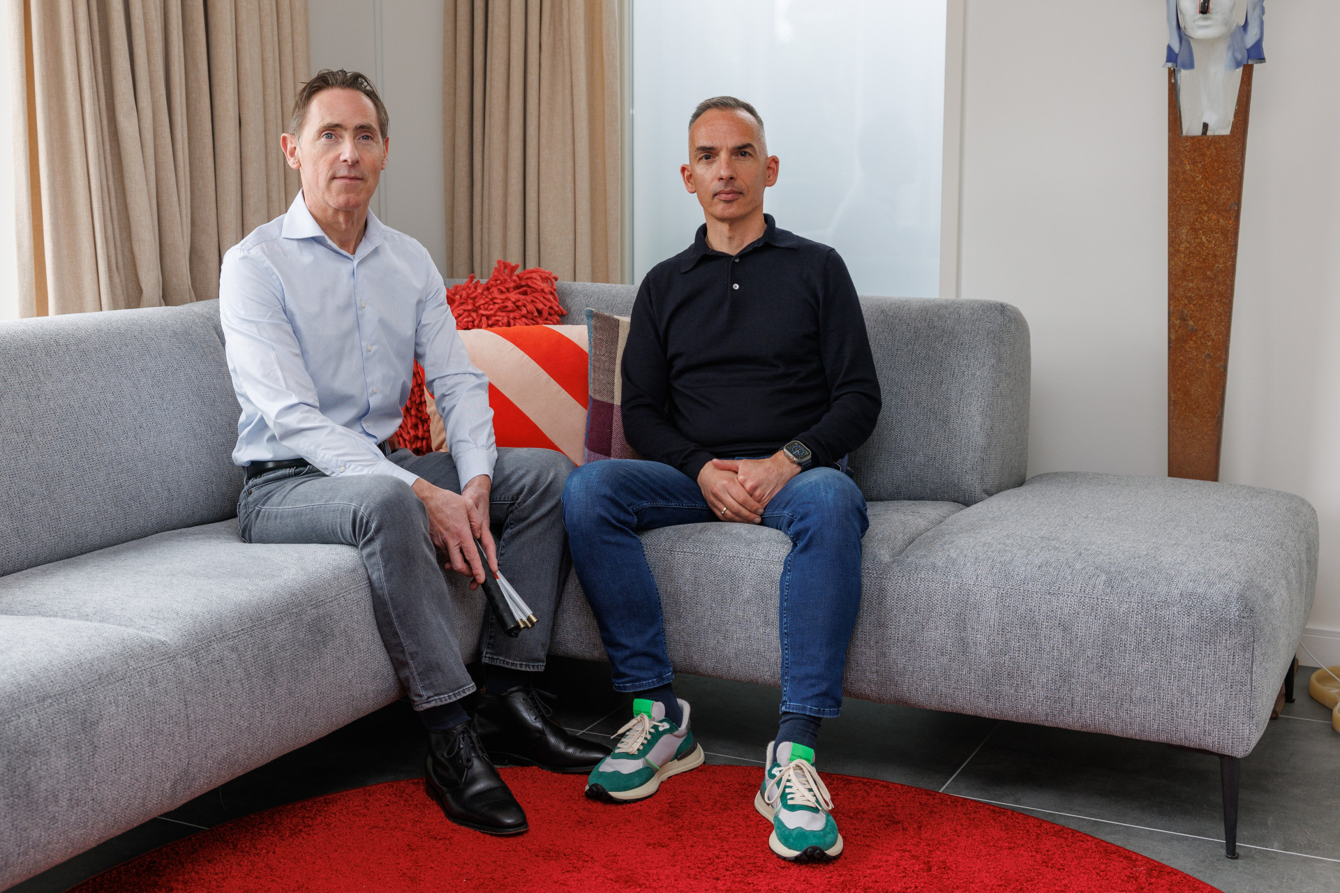 twee mannen, Mark en Jan-Willem zitten naast elkaar op een bank