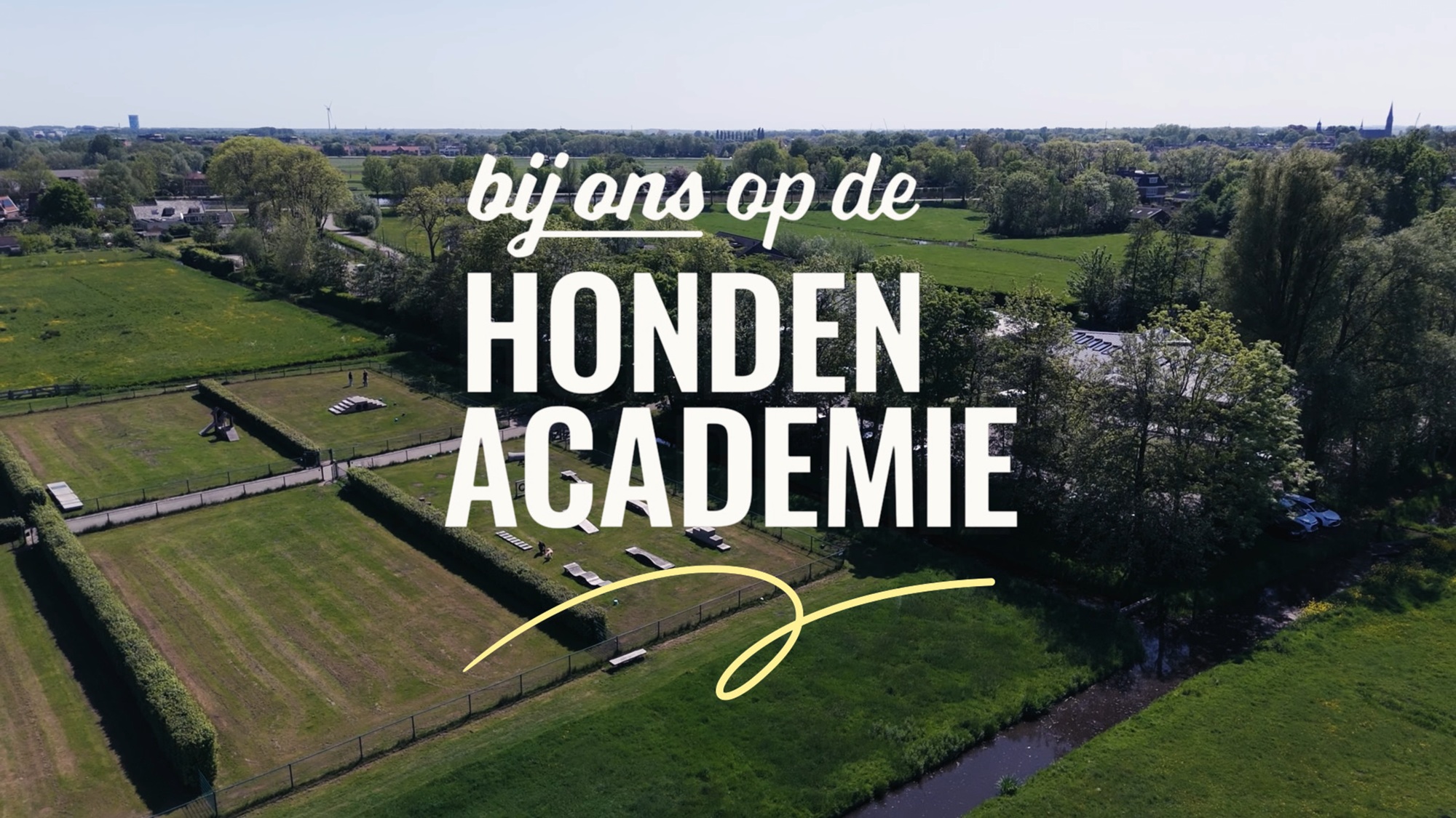 beeld van KNGF vanuit de lucht en de tekst bij ons op de hondenacademie