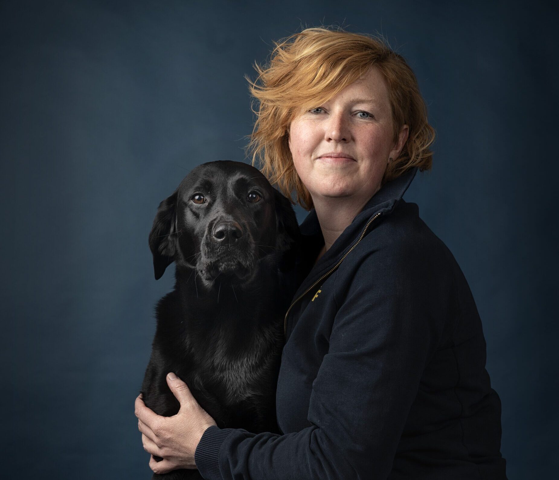 Portret van vrouw met zwarte hond.