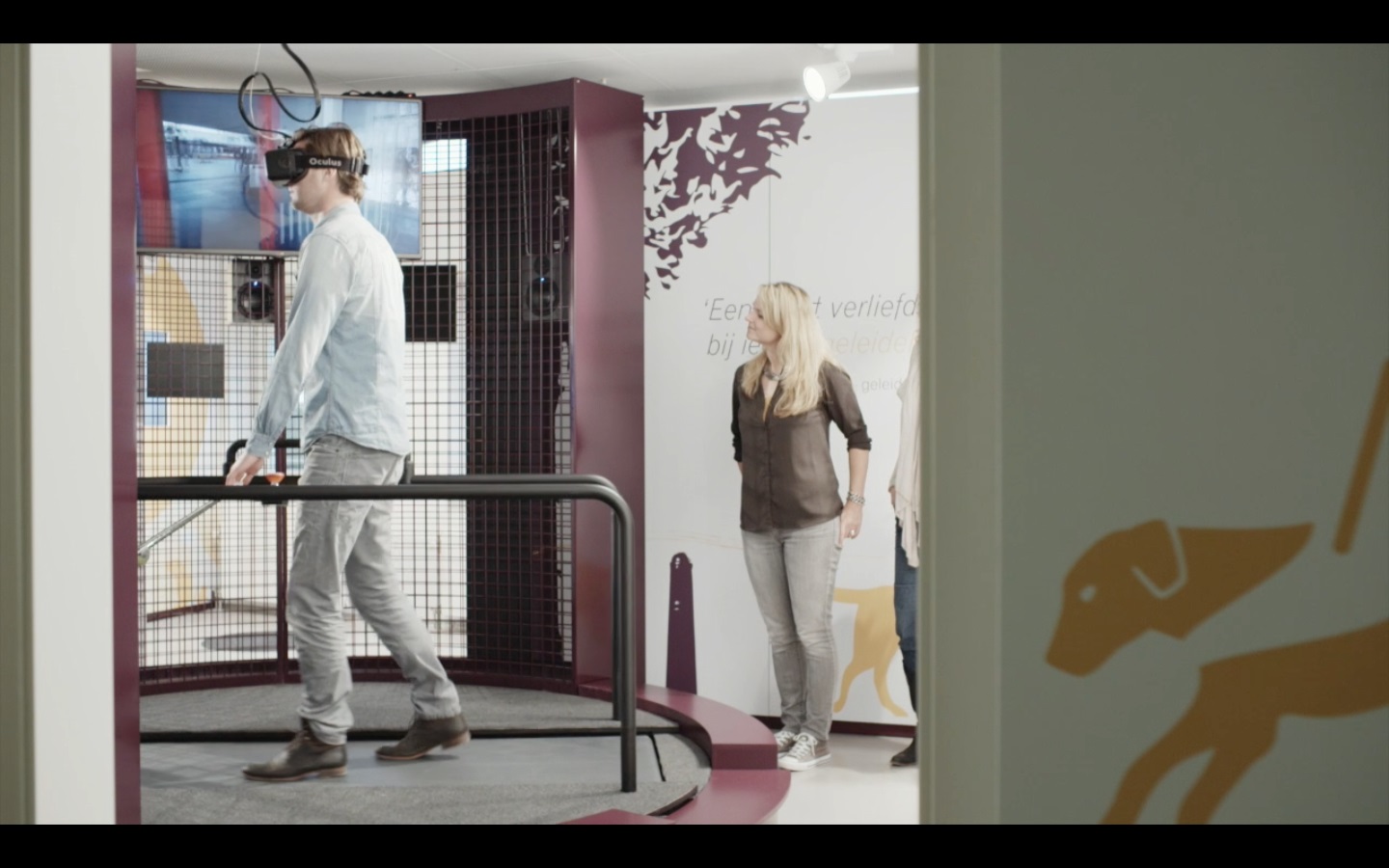 Vrouw staat op de lopende band, onderdeel van de Beleving