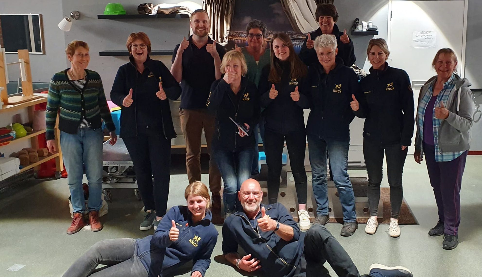 groepsfoto van 12 mensen in de kennel bij KNGF